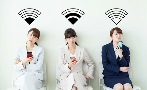 wifiの電波に悩む女性
